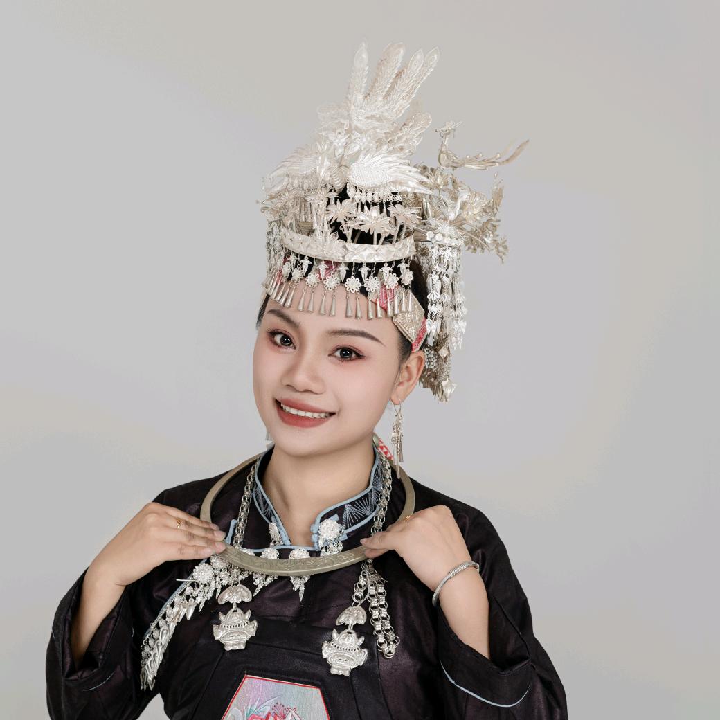 露露（苗族姑娘）