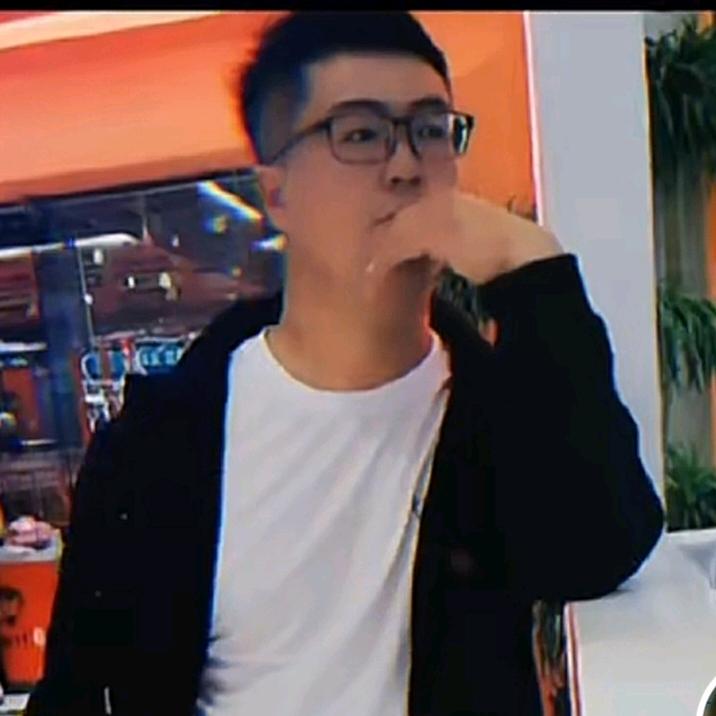 卖肉的小伙子
