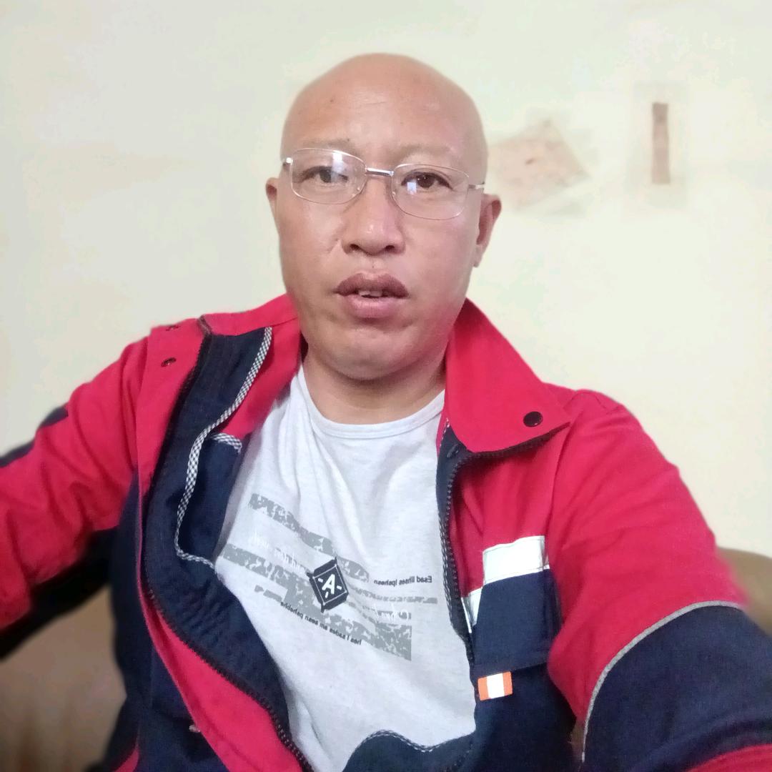 光头大哥做夹心板彩钢瓦的。