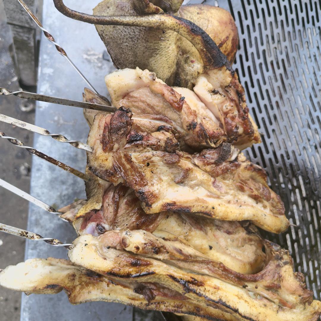 谷克德 阿雷哥（记录炭烤小香猪—日常）