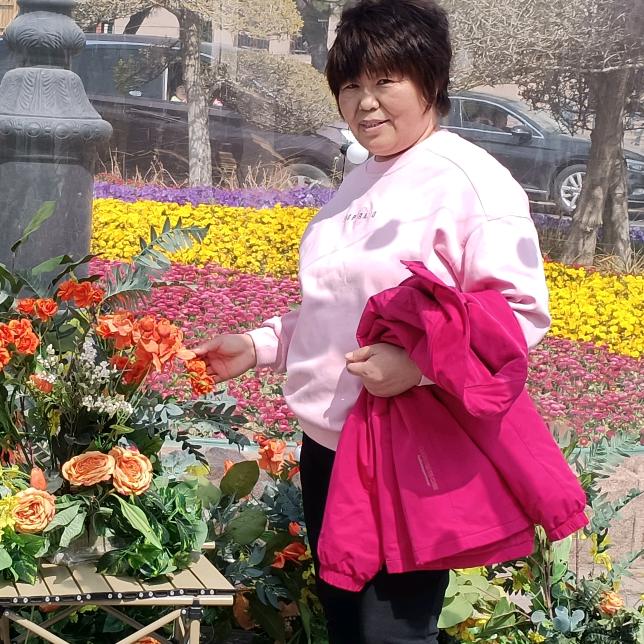 椿荷橱窗每晚8：15直播