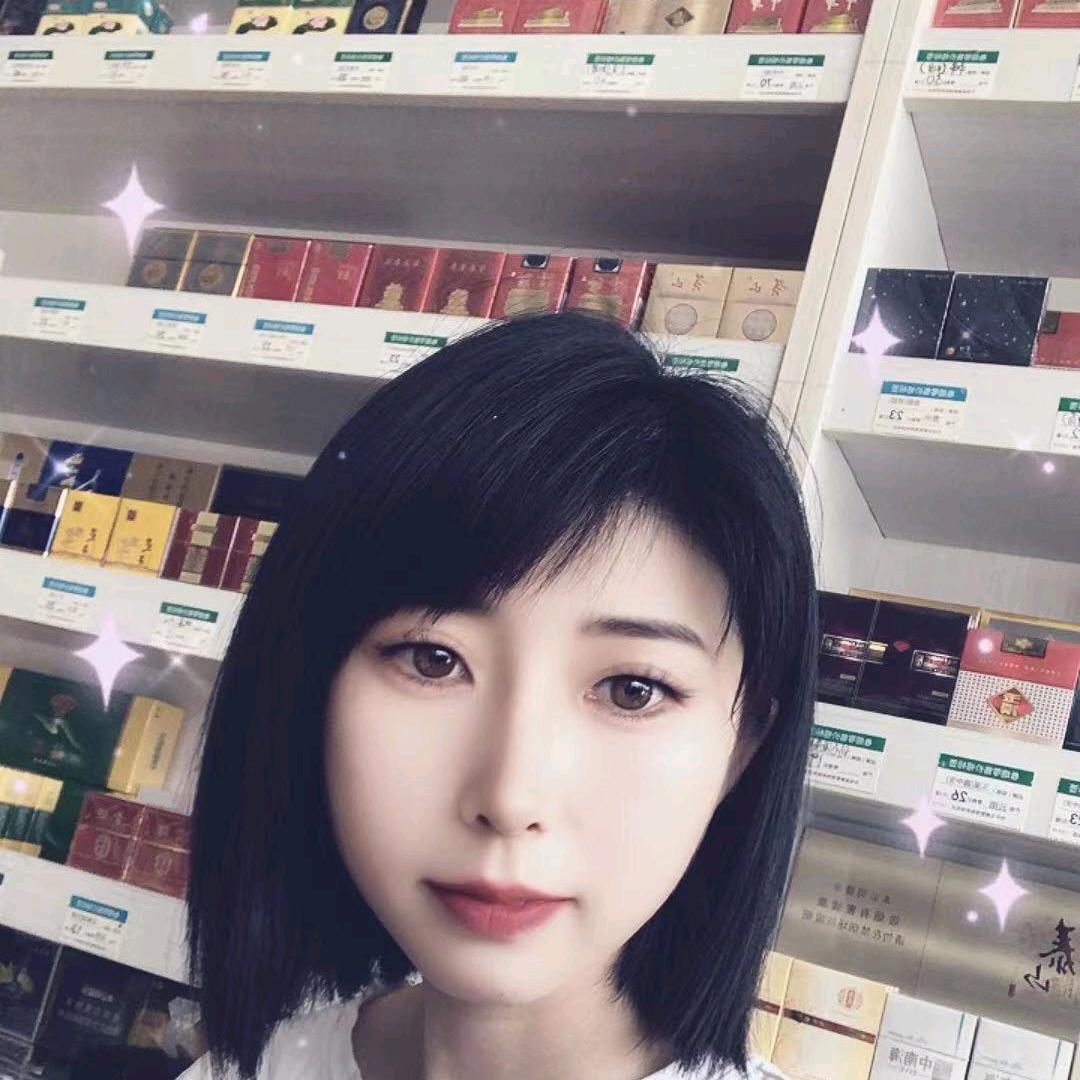 努力看店的小宁子
