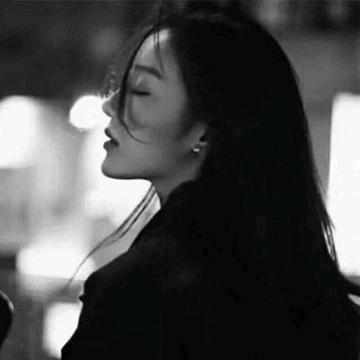 笑而不语。