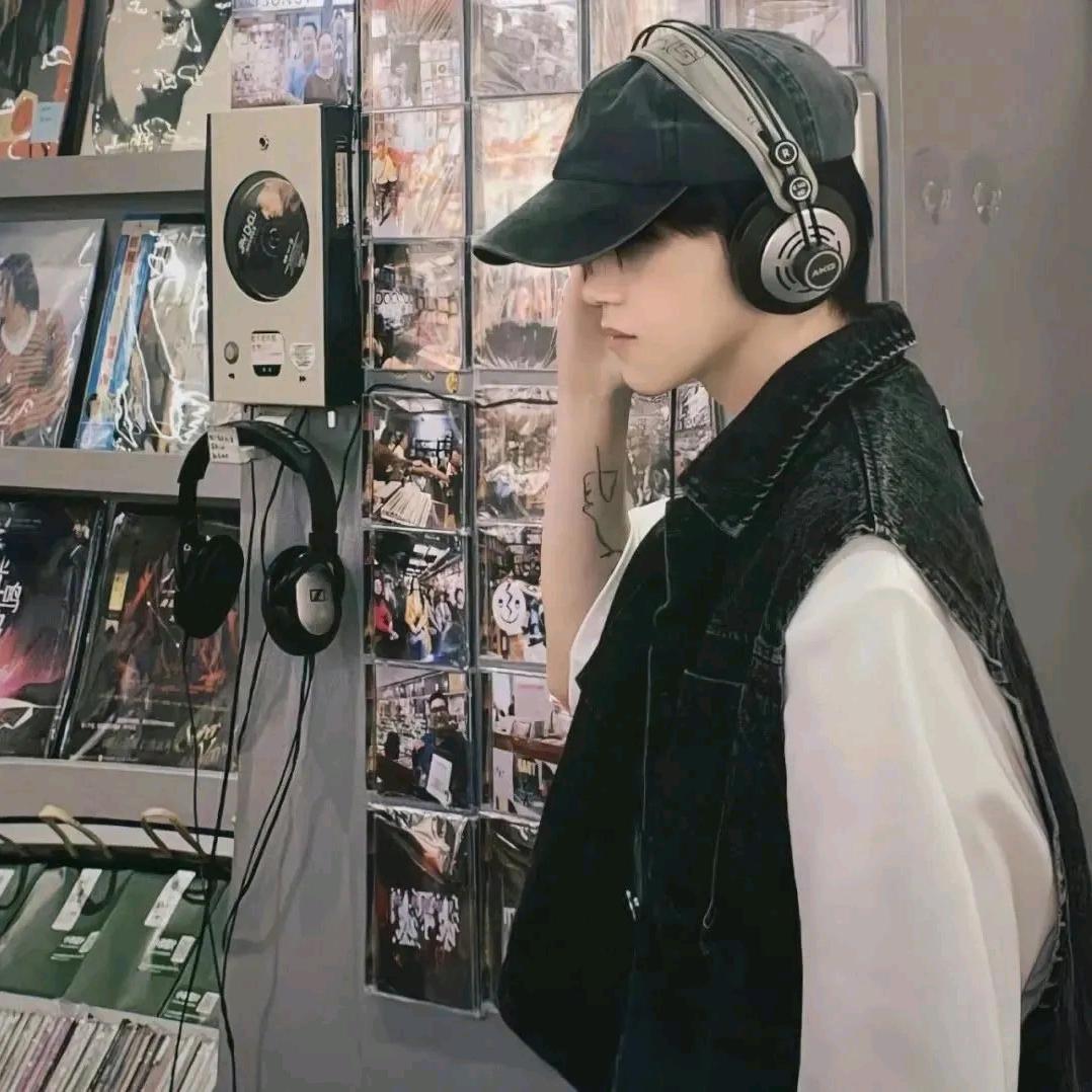 82岁尿炕老头被25岁维特儿狂扇翘屁屁