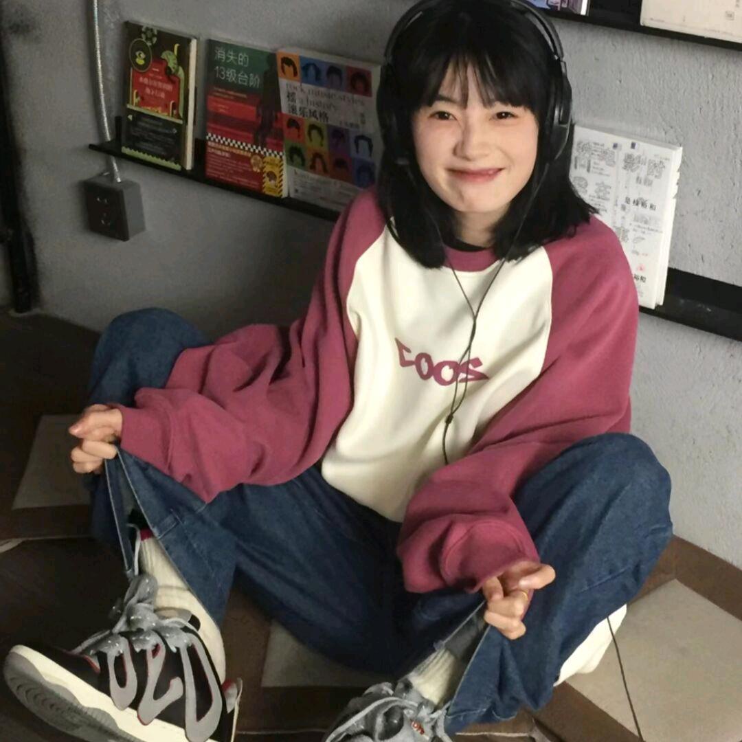 ））
