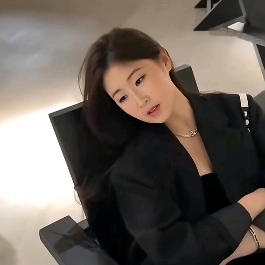 依依