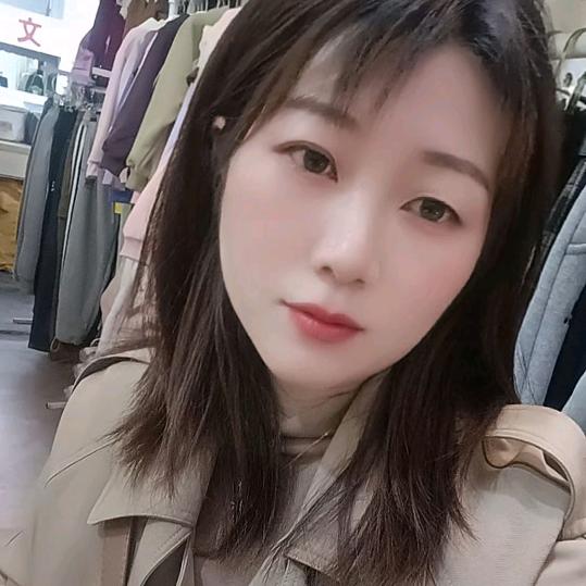 廖廖同学_卖童装的小姐姐