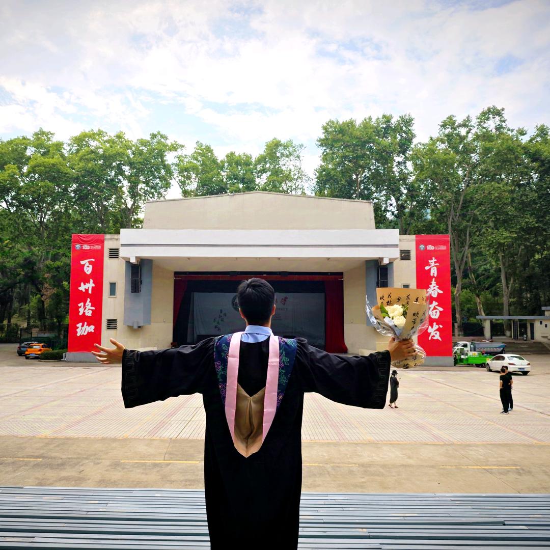风轻拂过半山腰