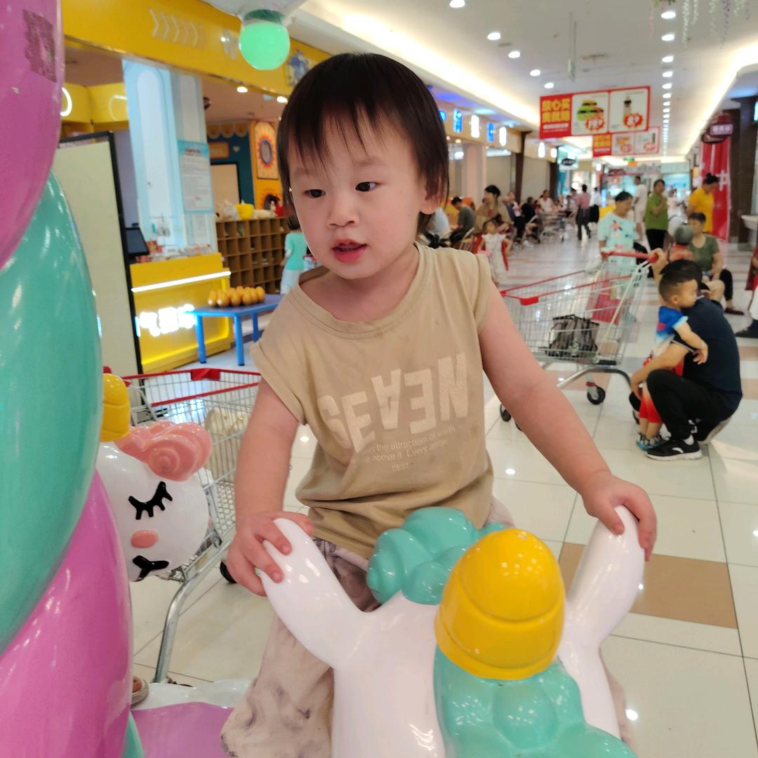 阳光明媚。