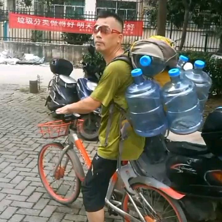 山泉搬运哥