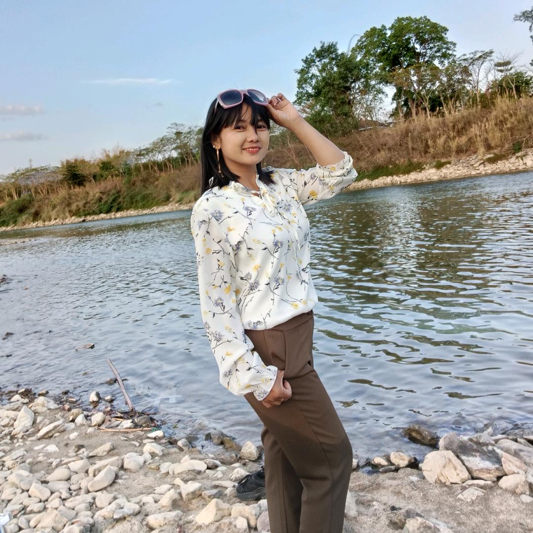 Khaing Lay.ရွှေလီ OS