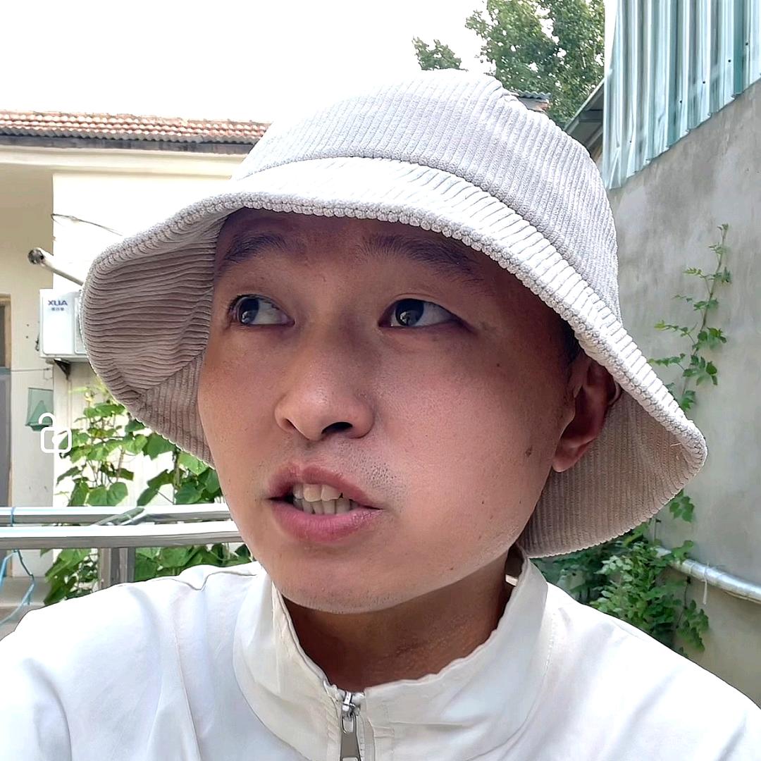 戴渔夫帽的小镇舍长