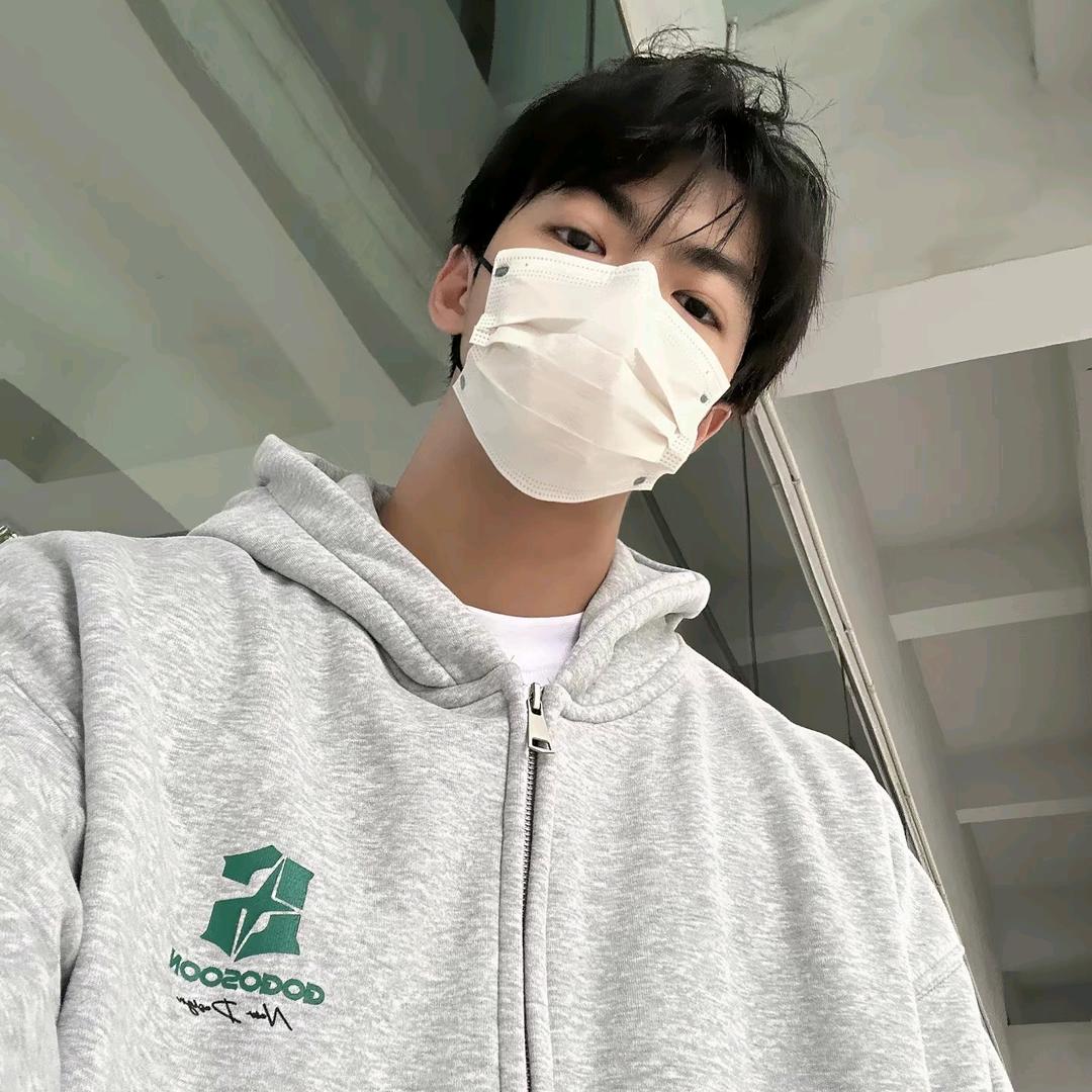 爱溜厅但不刷票的晨曦