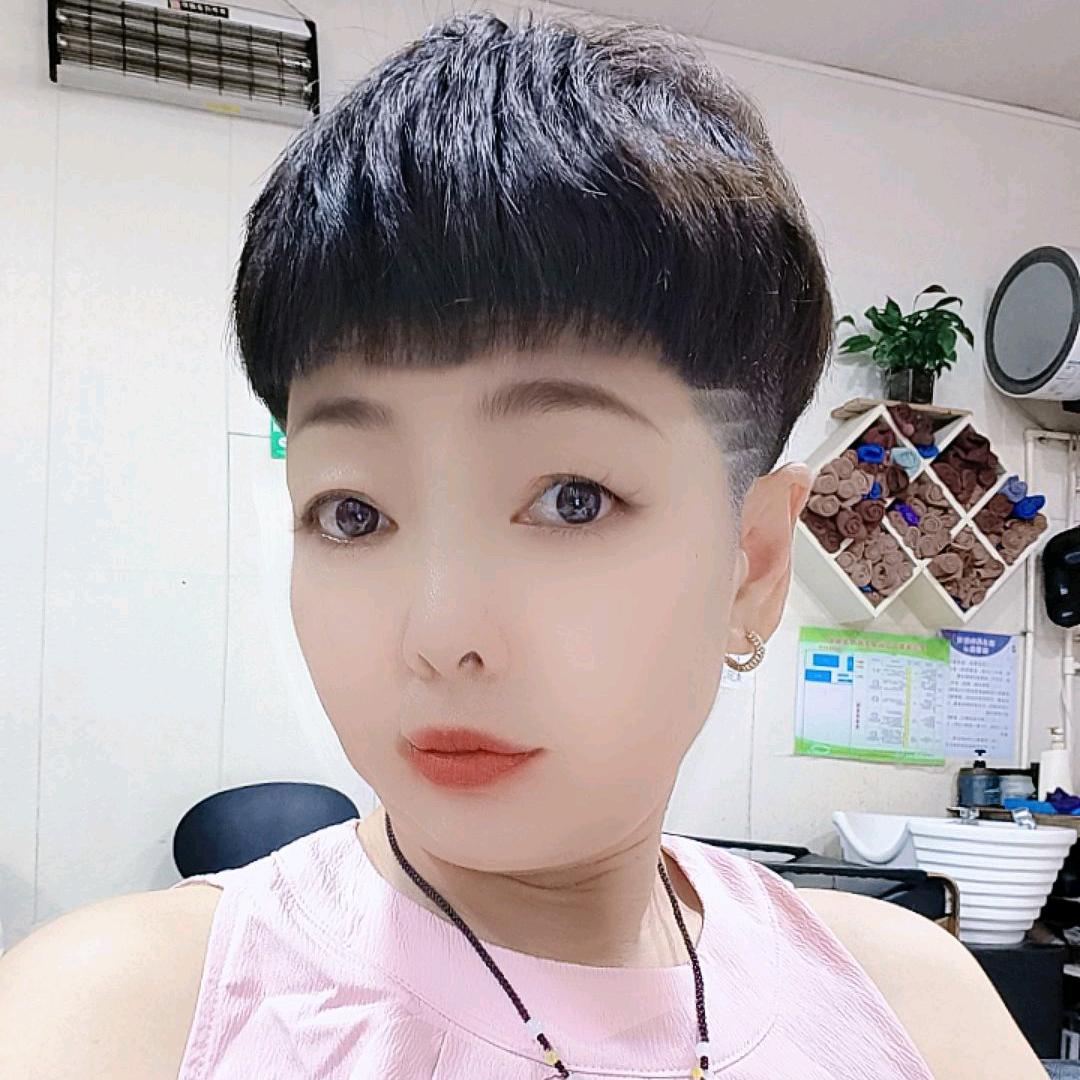 侯姐朝流女装（商品厨窗）