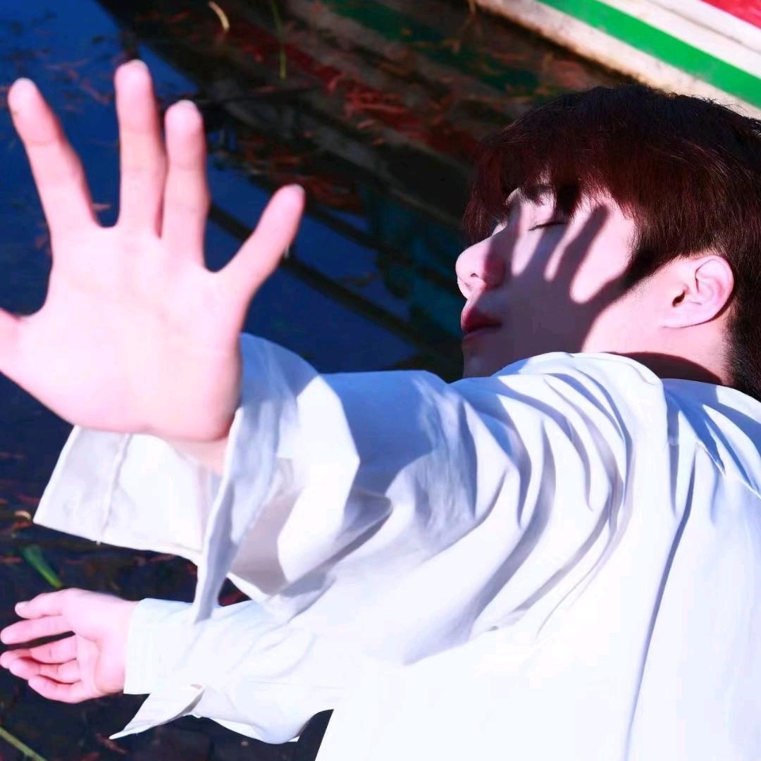 小牛马很爱拍照