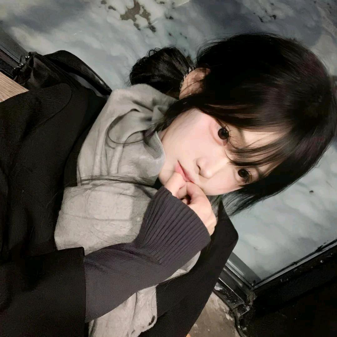 彤.