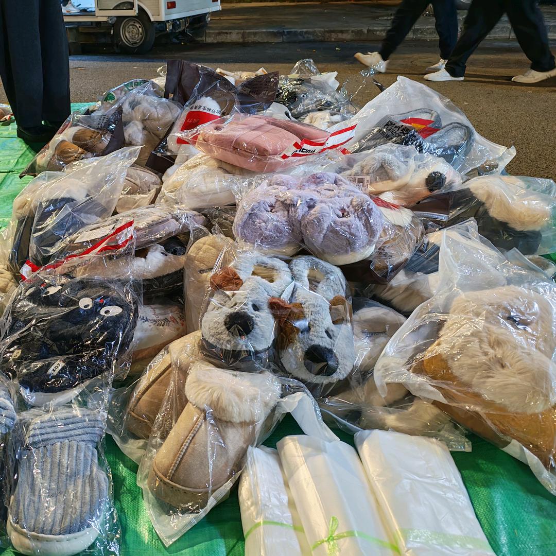 摆摊卖拖鞋袜子的大叔