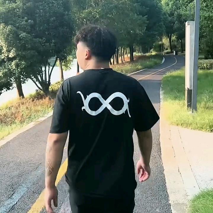 閆偉.