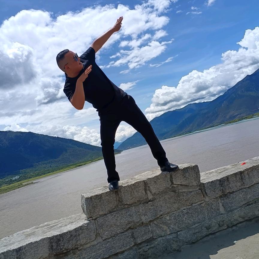 理塘县大小吊车随车吊出租，废铁回收