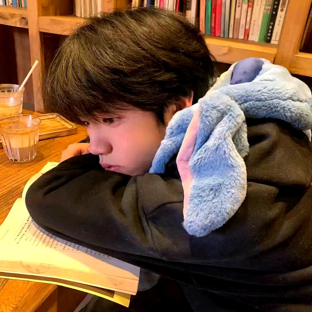 喝可乐的小朋友