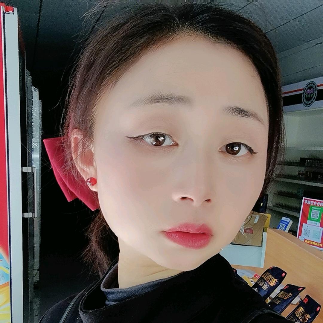 烟酒店的老板娘