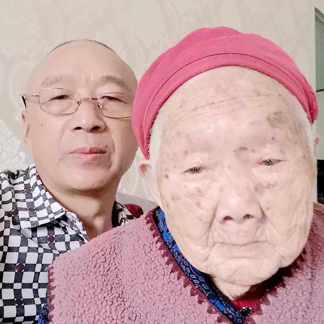 杨奶奶和她的九儿