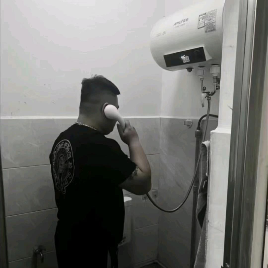 空调旁的冷藏车