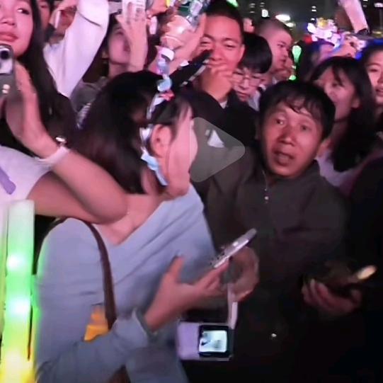 薛之谦音乐节卖水哥