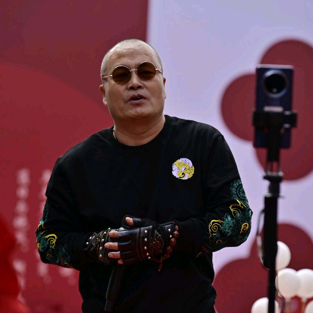 爱唱歌的黑总（四哥）