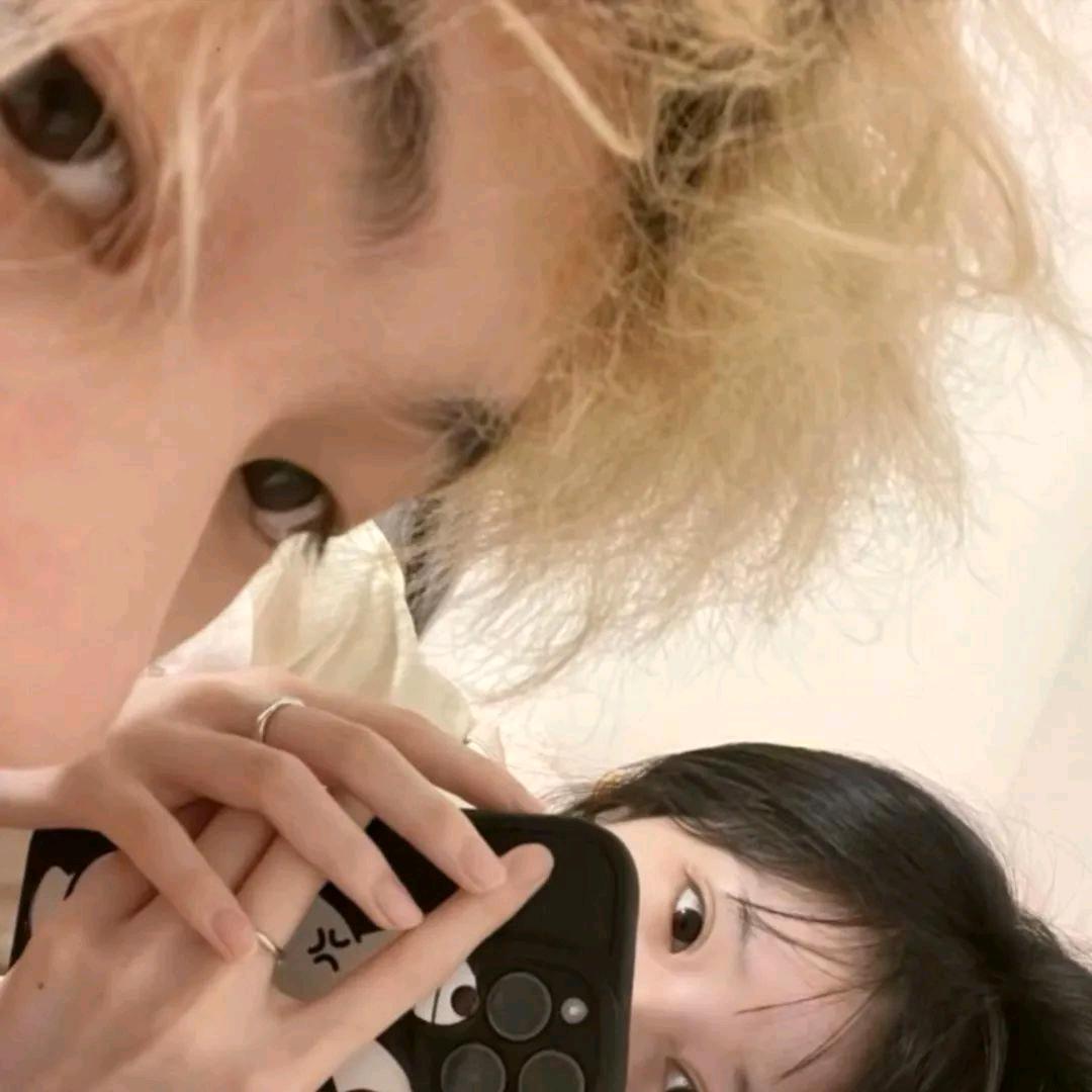 只爱小周.