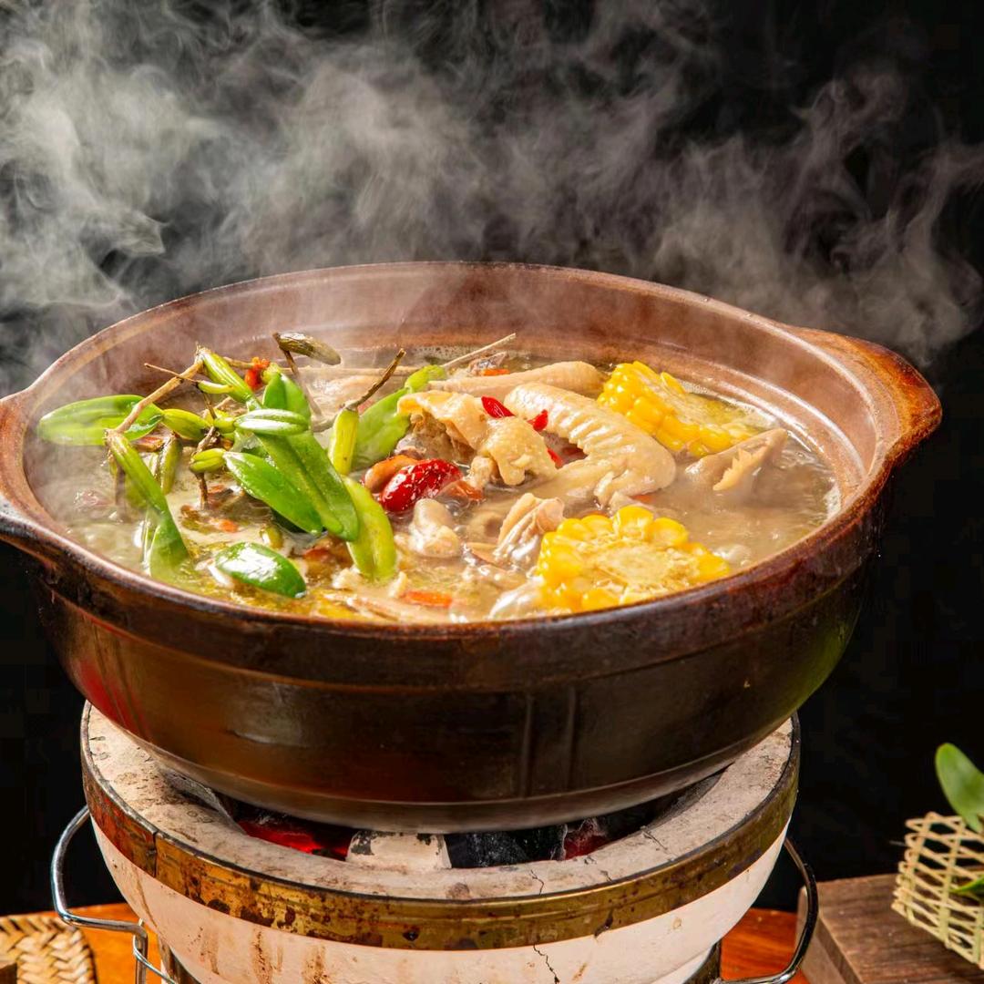 养生炭炉鸡煲.