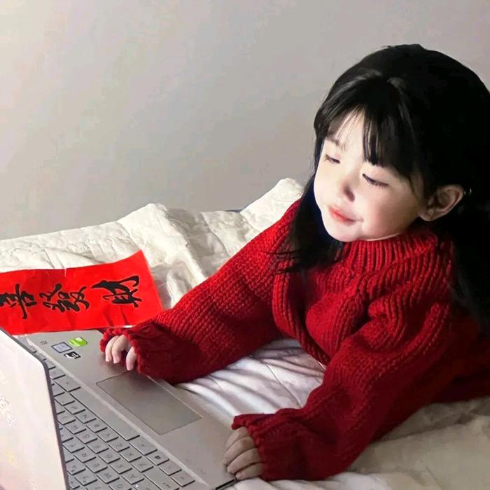 别捏璐璐脸.
