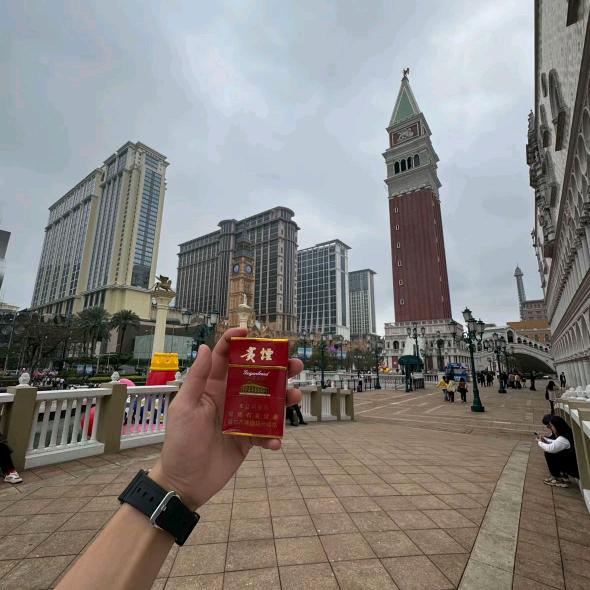 繁华落尽，竟一个人撑伞