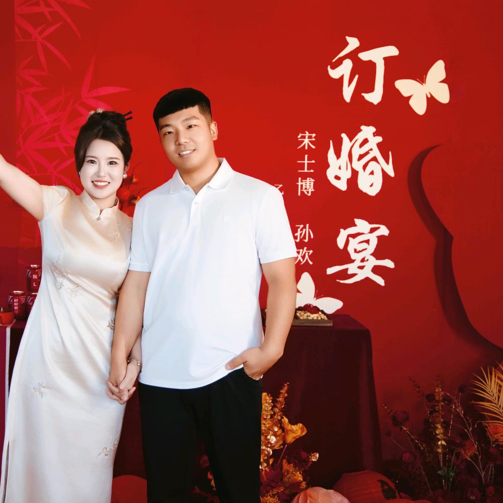 给小熊梳毛