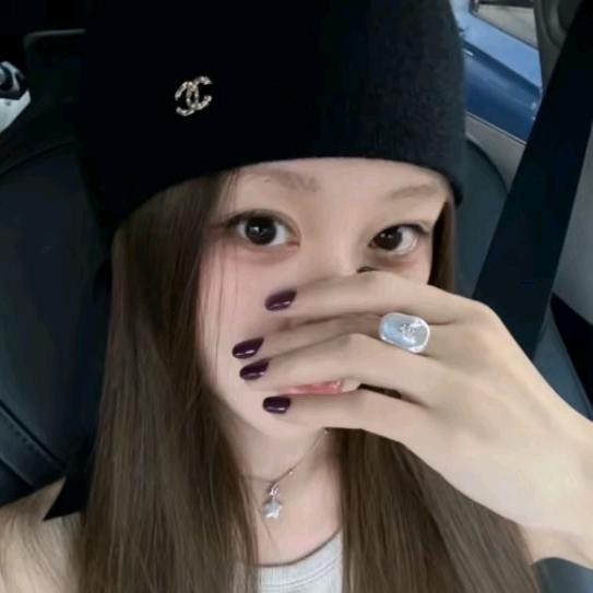 偷偷看你一眼.🧊