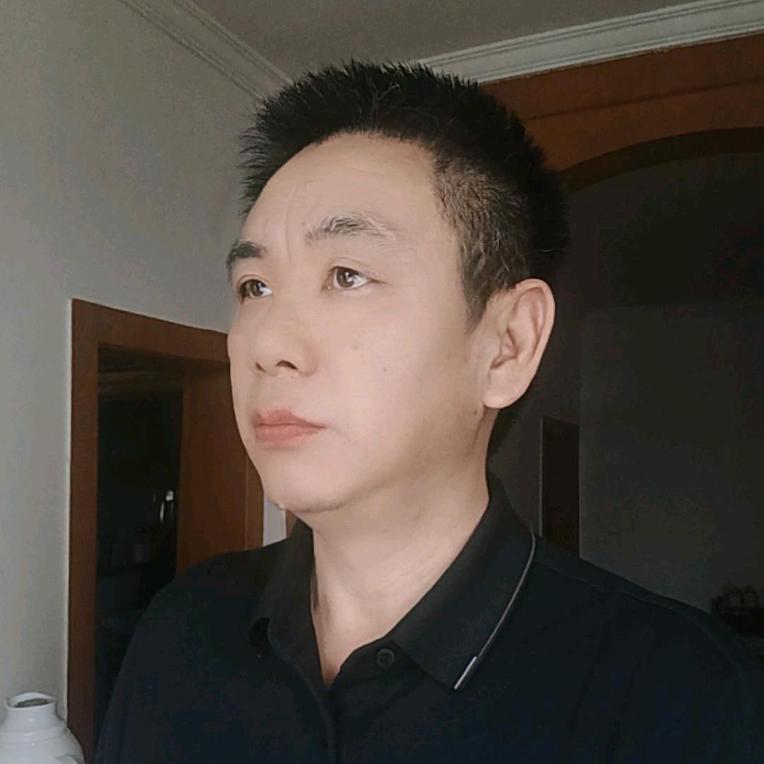 笑着退场