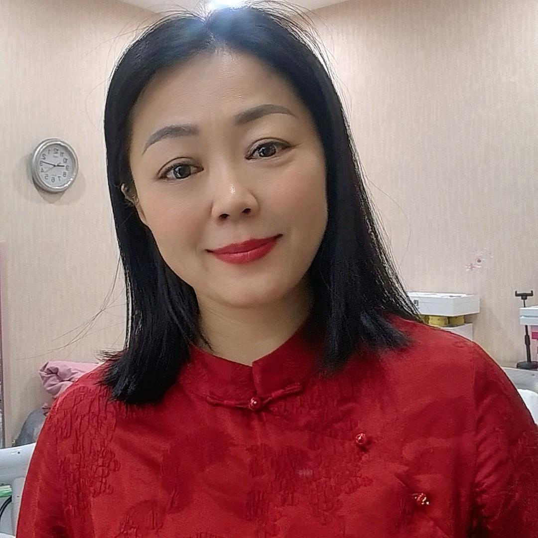 热爱美容业的芳姐