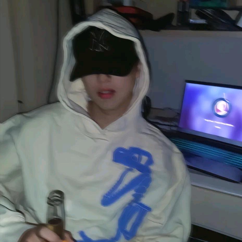 屋顶上的拾荒人