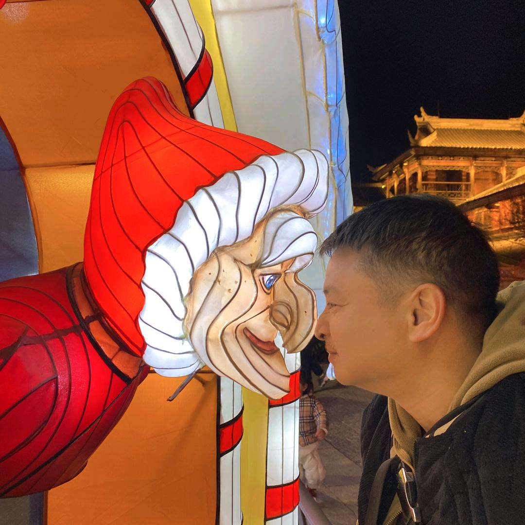 Mr. 何