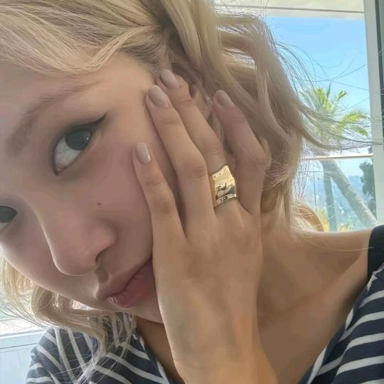 忧郁小喵(ಥ_ಥ)