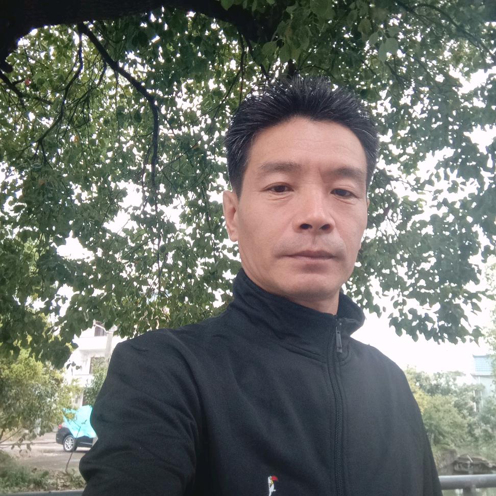 爱喝红酒的男孩