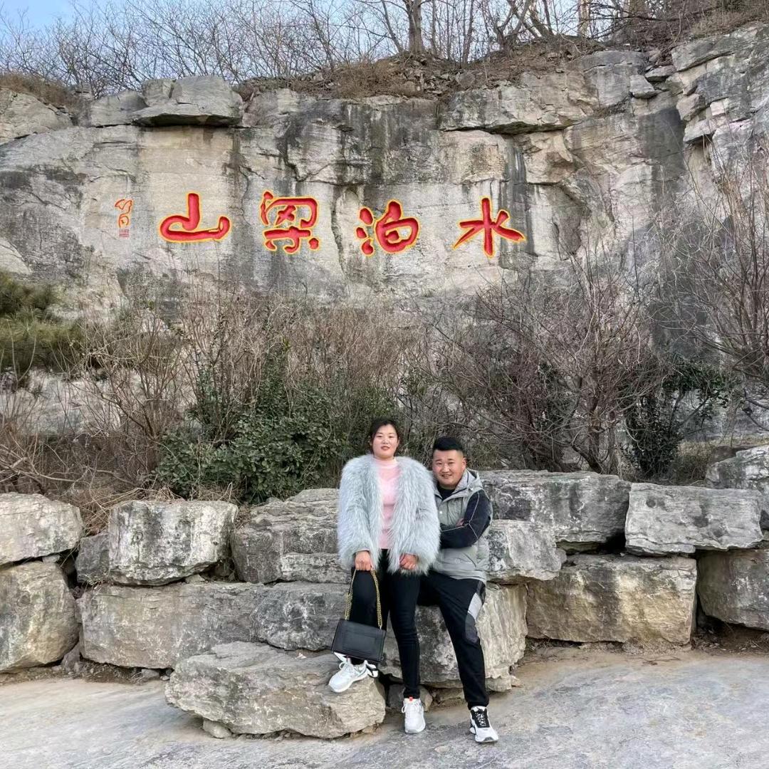 梁山90后在龙口贴瓷砖