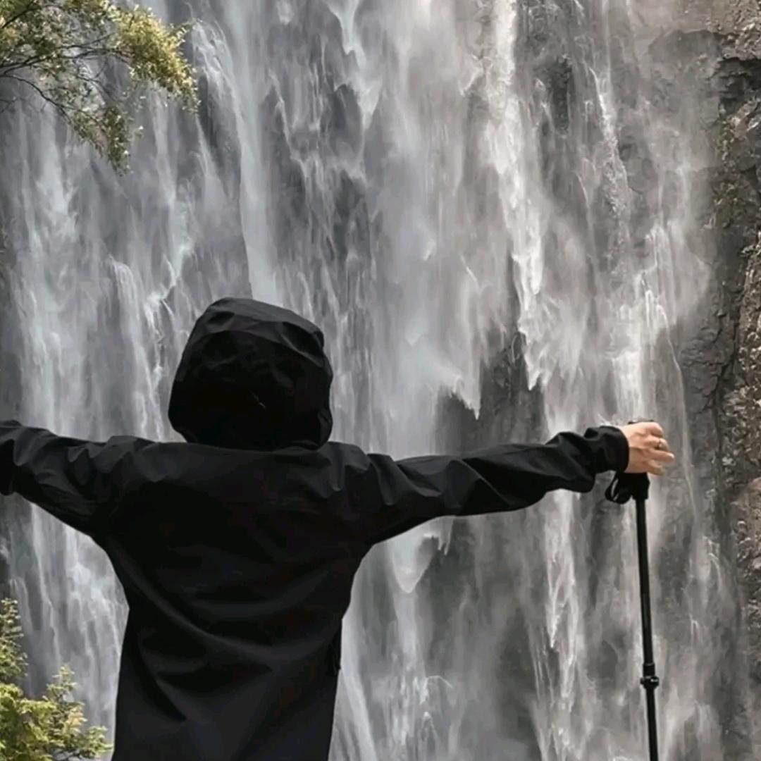 打黄油双手插兜得男人.