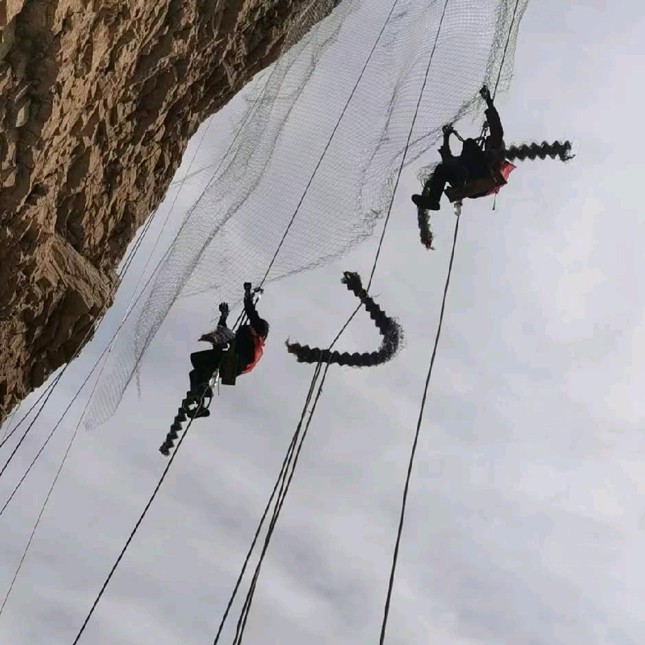 安装边坡防护网