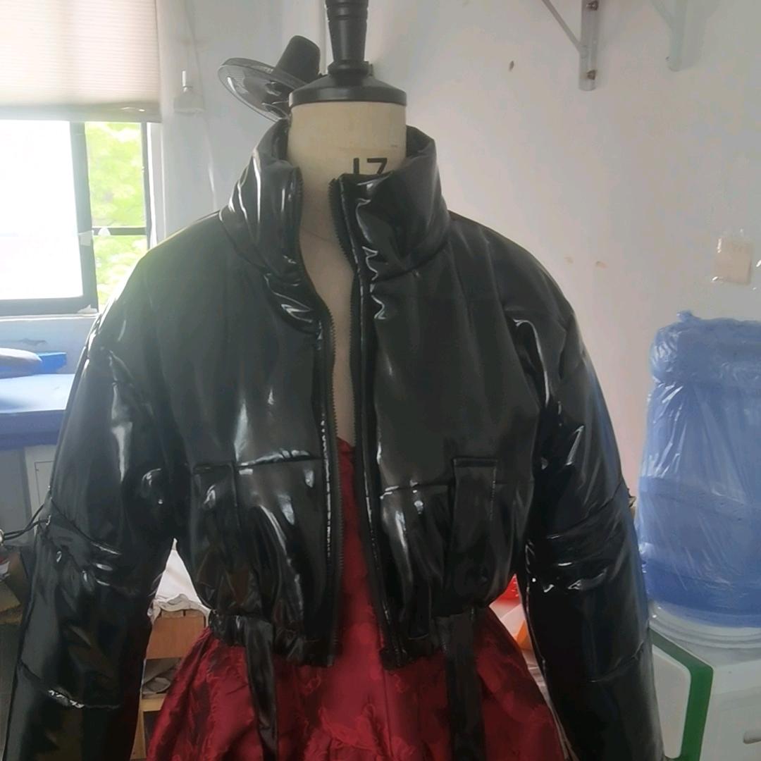 开着拖拉机迎接春天的到来。