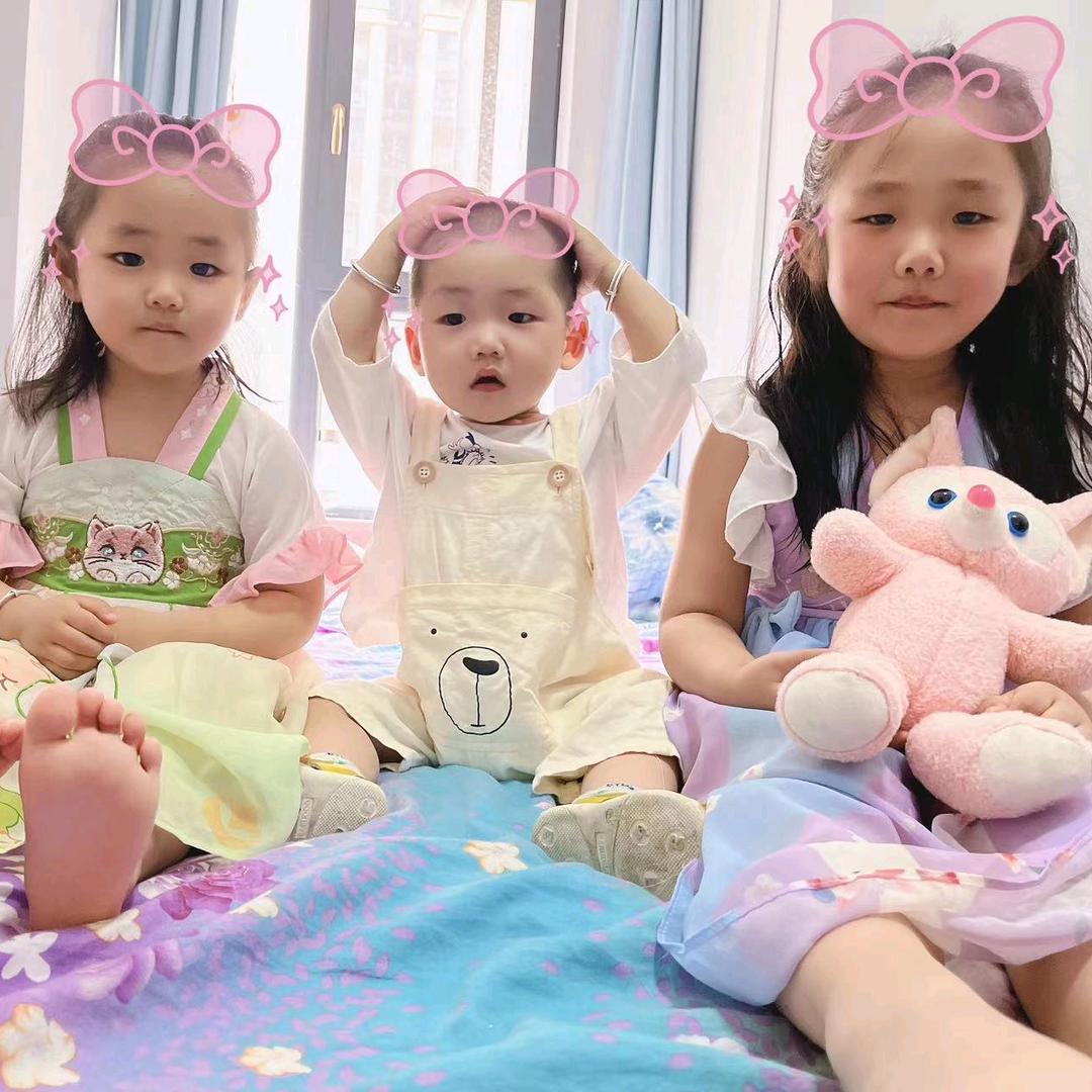 宝贝闹着喝可乐