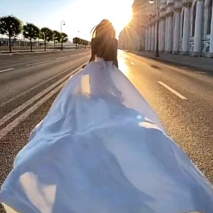 阳光下，大海边。