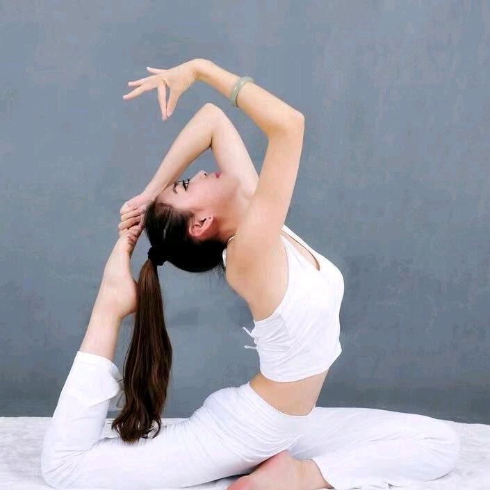 四叶草揉腹锻炼