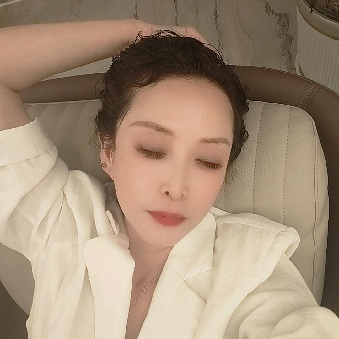 搂着猫睡觉的鱼🐠