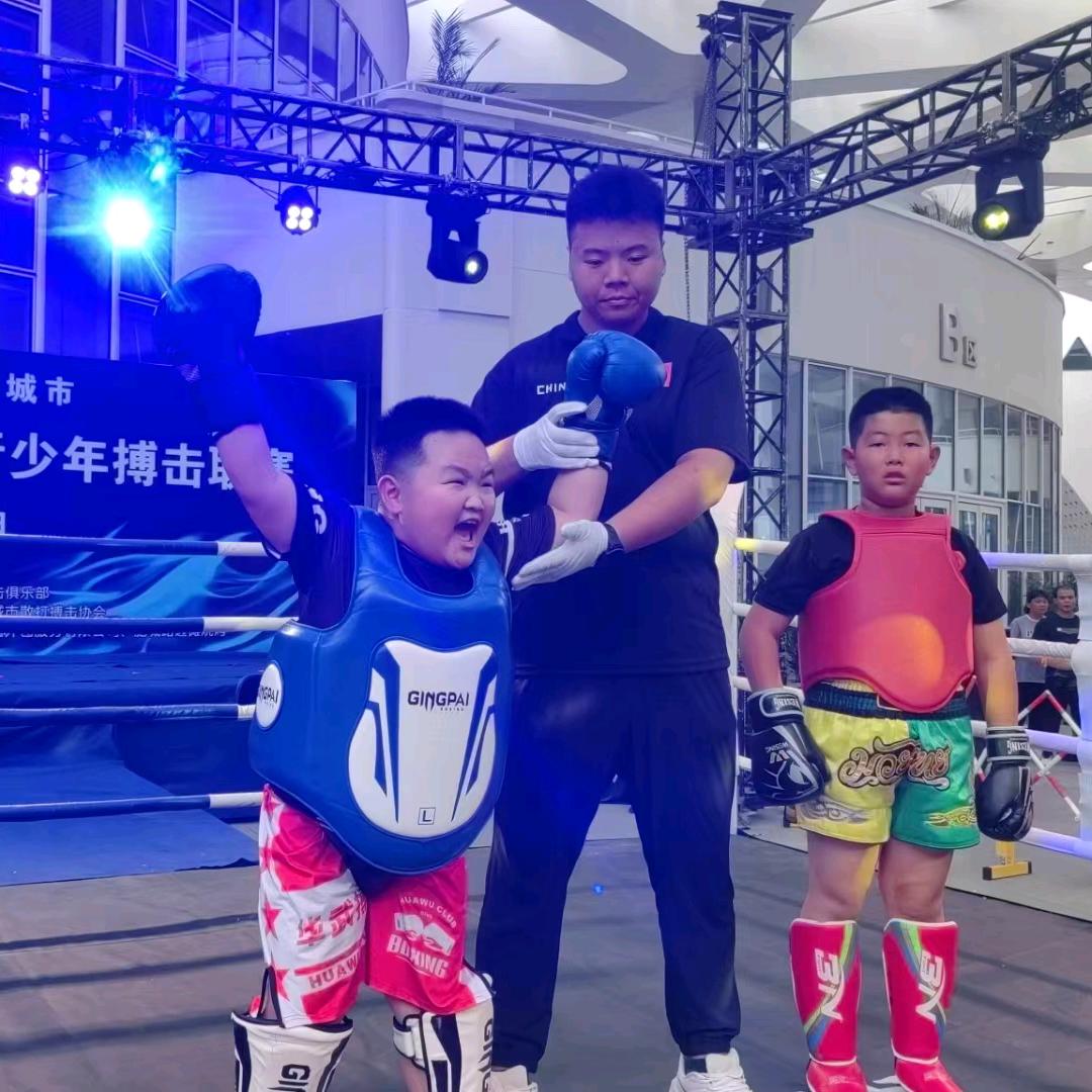 高 高 兴 兴 的 👉“康先生”